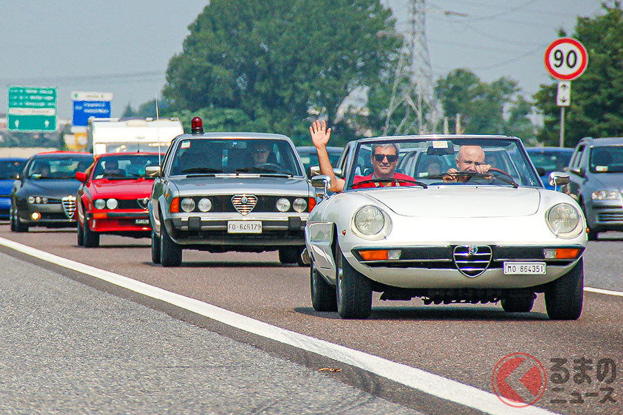 アルファ ロメオ100周年記念では、タンジェンツィアーレをパレードラン。参加車両のアルファ ロメオ・オーナーたちは、沿道のギャラリーに手を降って応えていた