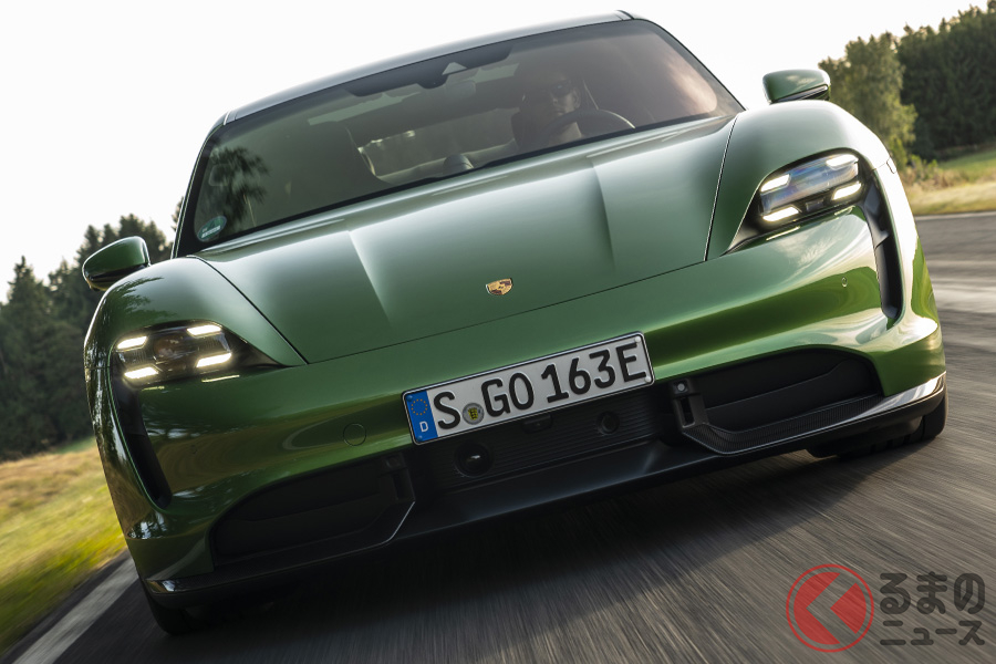 ポルシェ「タイカン」の走行シーン