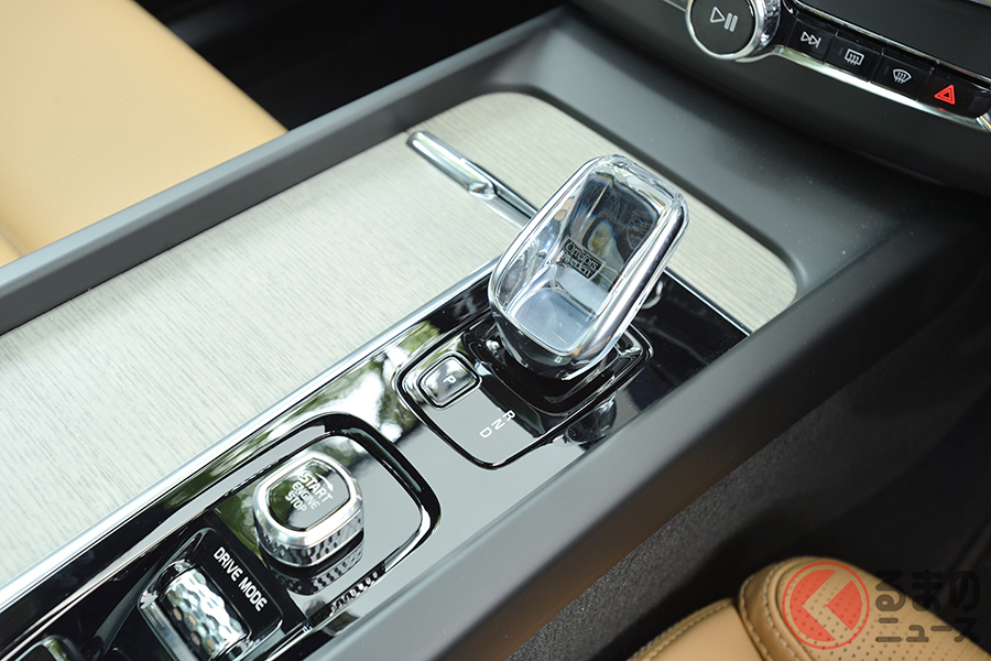 ボルボ「XC60 B5 AWD インスクリプション」のシフトセレクターレバー。クリスタル製になる