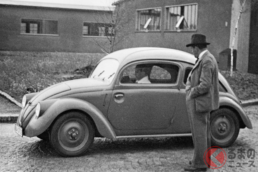 ポルシェの創業者、フェルディナント・ポルシェ。1937年VWプロトタイプ「W30」の前でのショット