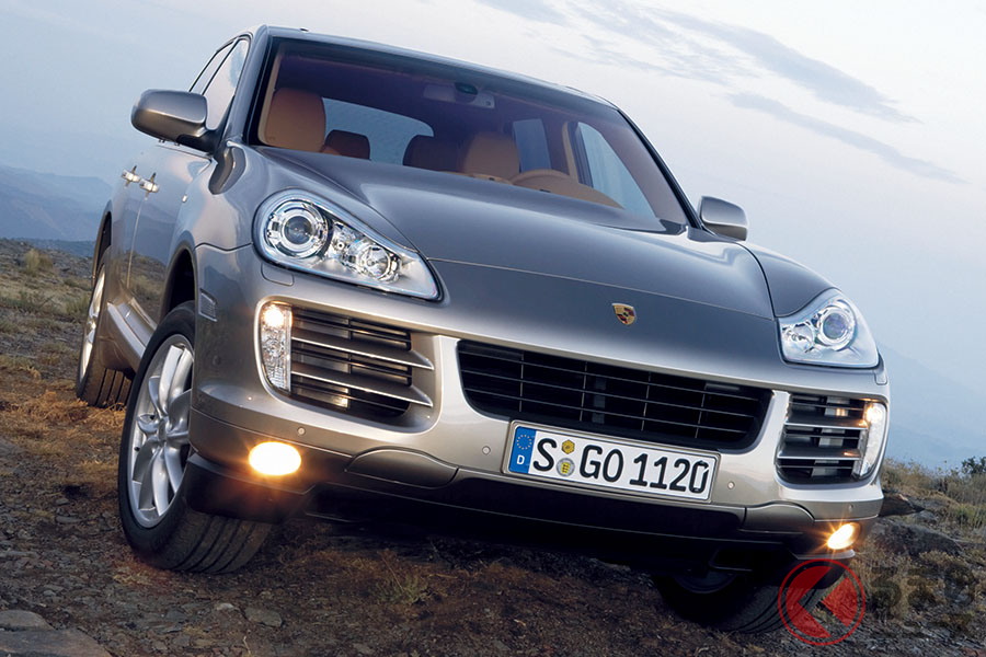 2002年に登場したポルシェ初のSUV「カイエン」。VWと共同開発され、VW「トゥアレグ」やアウディ「Q7」と共通のプラットフォームになる。北米をはじめ世界的に大ヒットし、いまのポルシェの礎をつくった