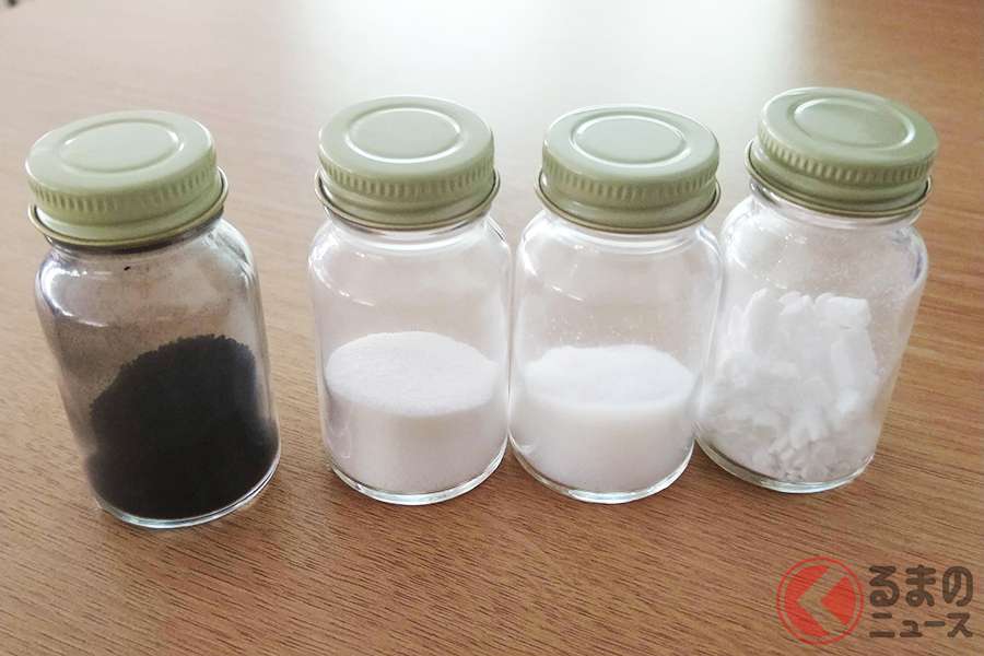 左がブラックカーボン、右3つがシリカ。どちらもゴムを強くする「補強材」として使われる(資料提供:横浜ゴム)