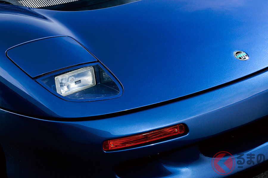 同時期に登場したジャガーXJ220がV6ツインターボを載せたのに対して、XJR-15はV型12気筒エンジンを搭載