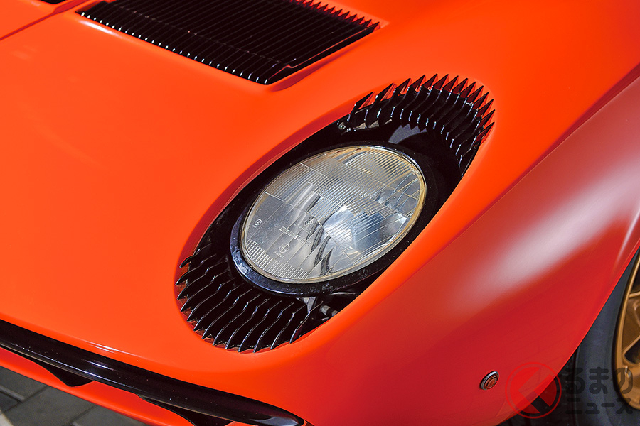 ミウラの12気筒エンジンを横置きしたミドシップレイアウトのベアシャシは、その後のスーパーカースタイルを決定づけた