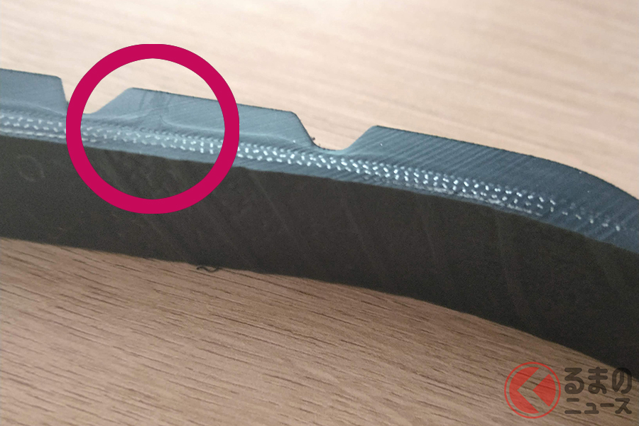 この部分が導電スリット(アース)。ここから電気を地面に逃がす(資料提供:横浜ゴム)