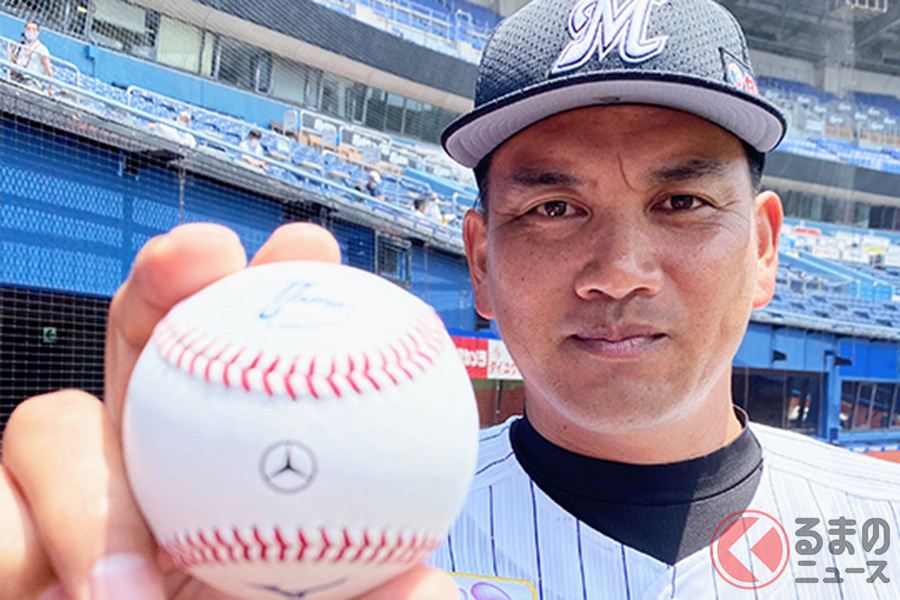メルセデス・ベンツのロゴが刻印された試合球と井口監督(画像:千葉ロッテマリーンズ公式サイトより)