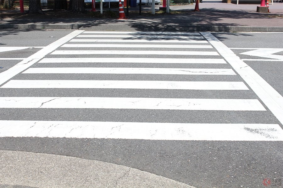道路のあらゆる場所に使われる白線はなぜ滑りやすいのか？
