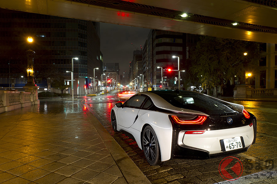 明け方になってから、雨が降り始めた。日本橋には空がない、つまり首都高速が屋根になってくれているので、かろうじて撮影ができた