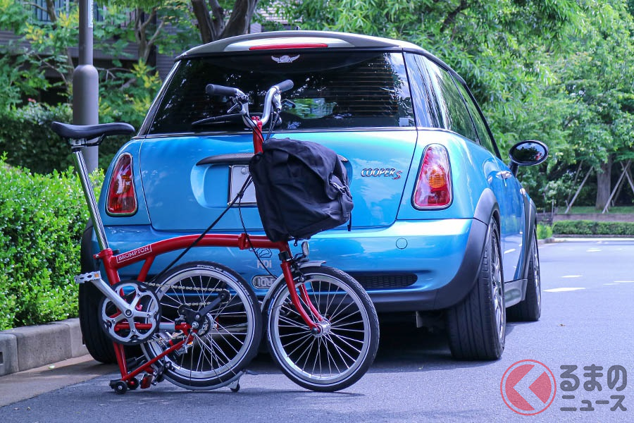 折りたたみ自転車「ブロンプトン」をクルマのラゲッジに積載すれば、旅先や出先での行動半径が格段に広がる