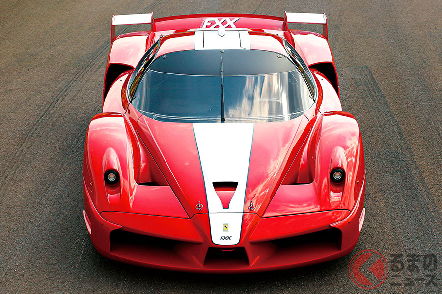 オーナーもフェラーリの開発ドライバーになれるというコンセプトのもと、FXXプログラムと呼ばれる究極のカスタマーサポートを提供