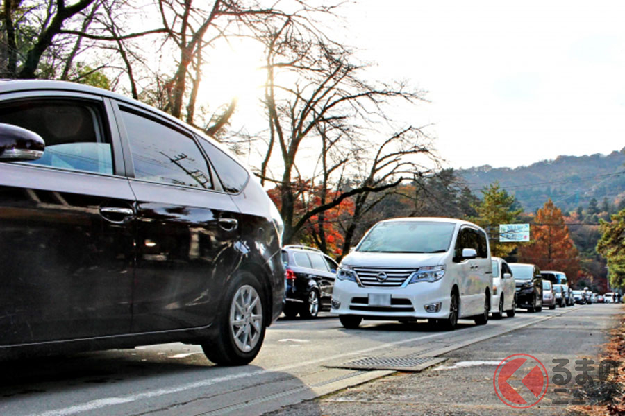 渋滞中にアイドリングストップをするイメージ