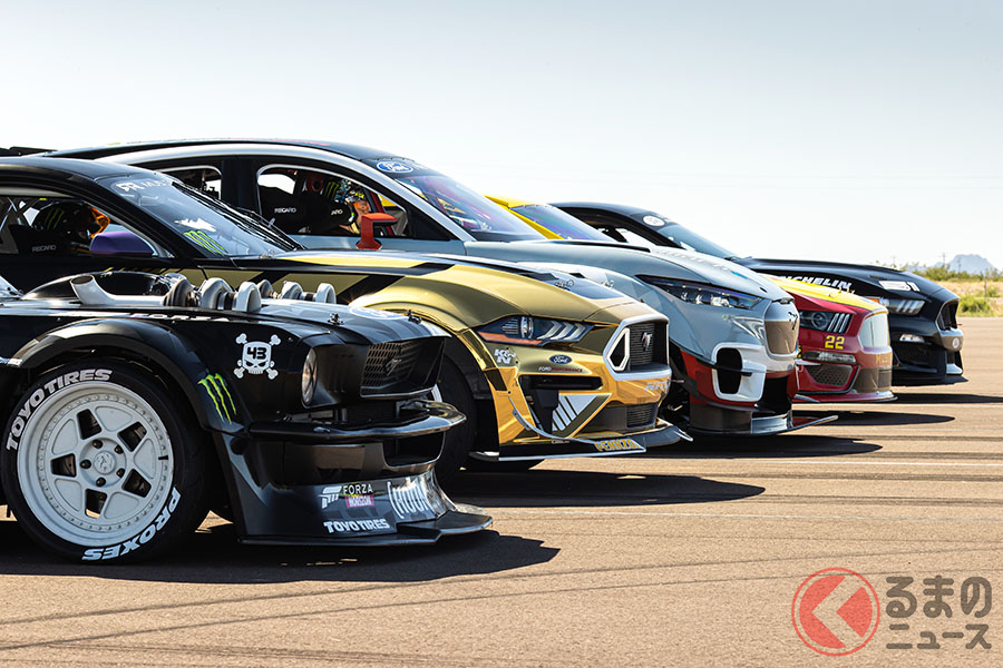 【動画】では、「マスタング・マッハE 1400」は、トラック、ハンドリング、ドリフト、ジムカーナの4つのステージで、始祖となるマスタングに挑戦する