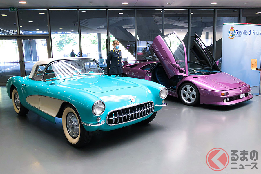 シボレー「コルベットC1カブリオレ」(1958年登録)とランボルギーニ「ディアブロ132 SE 30 Anniversary」(1994年登録)
