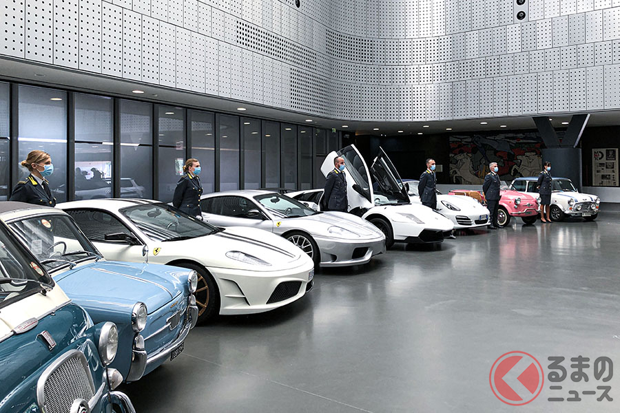 博物館のホールに並ぶ押収車たち