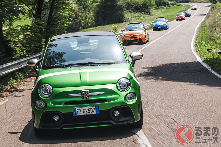 色とりどりのアバルト595カブリオレが、モーターバレーを駆け抜ける