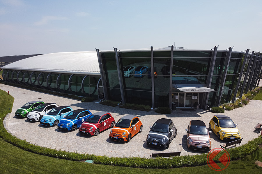 パガーニ・ミュージアムの前に並んだアバルト595カブリオレ