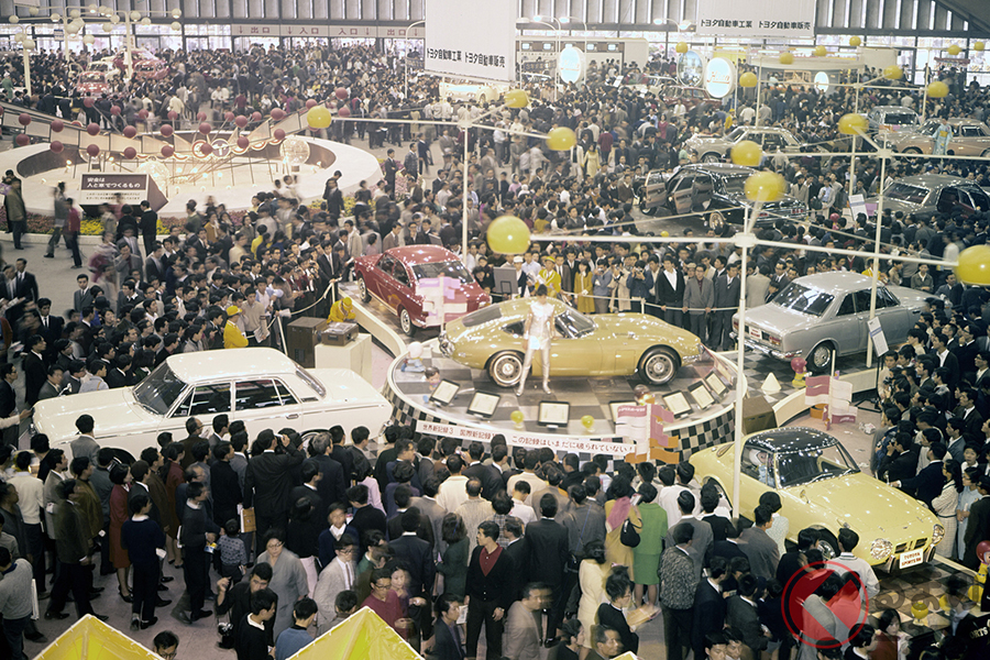 1967年開催の第14回東京モーターショー。この頃のモーターショーは華やかだった。写真ではトヨタ2000GTなどの展示が見られる。来場者数は140万2500人
