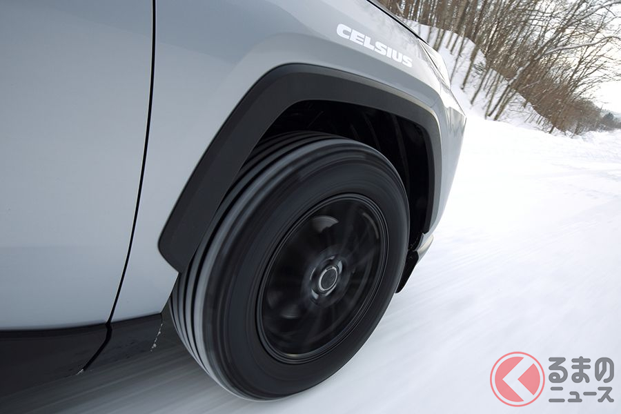 冬のスノー路面も難なく走行することができるのがオールシーズンタイヤの特徴だ。写真はTOYO TIREのオールシーズンタイヤ「セルシアス」