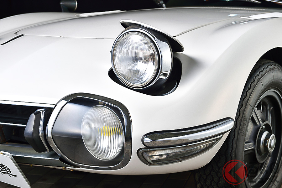 ドライビングランプの存在感が強調された前期型。国産車としては初めてリトラクタブルヘッドライトを採用