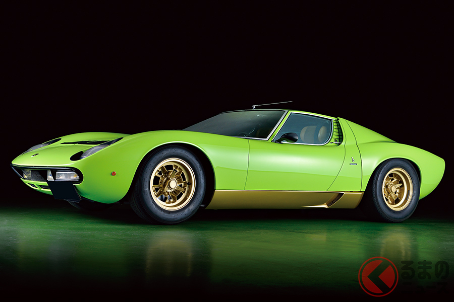 流麗なラインで構成された美しいボディのデザインは、当時、ベルトーネのチーフデザイナーに就任したばかりのマルチェロ・ガンディーニが担当