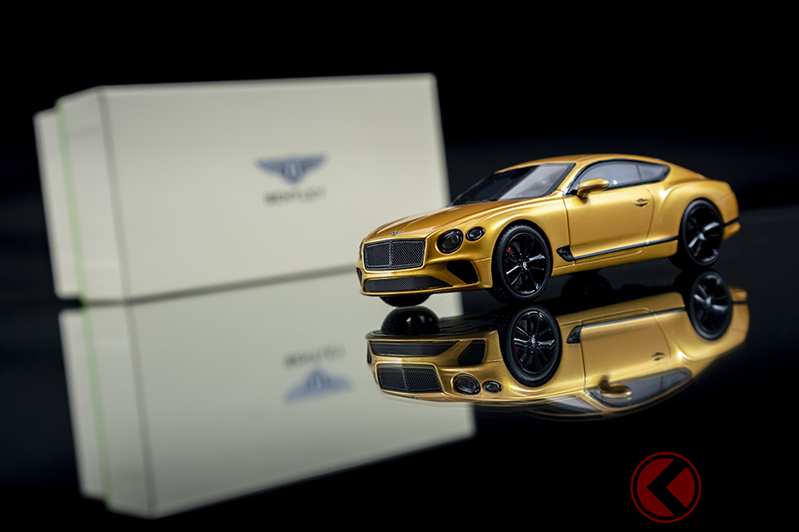 1/43スケールのサイズは、全長11.2cm×全幅5.2cm×全高3.3cm、価格は約1万2000円