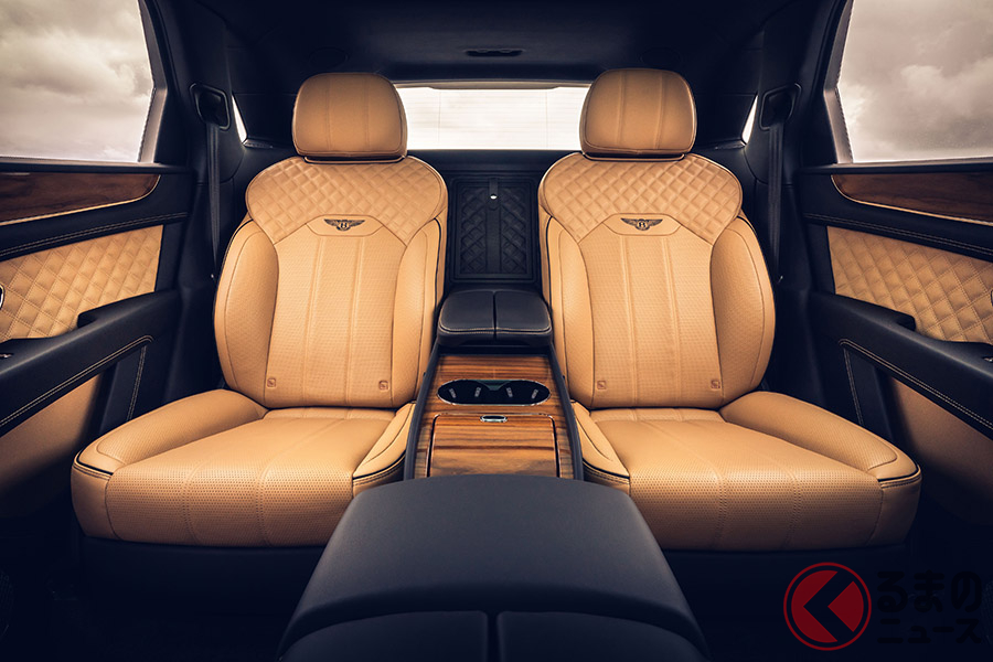 「ベンテイガ」の4人乗り仕様の後席は、リクライニング時のニールームが100mm向上し、ラグジュアリーな旅がより快適なものになった