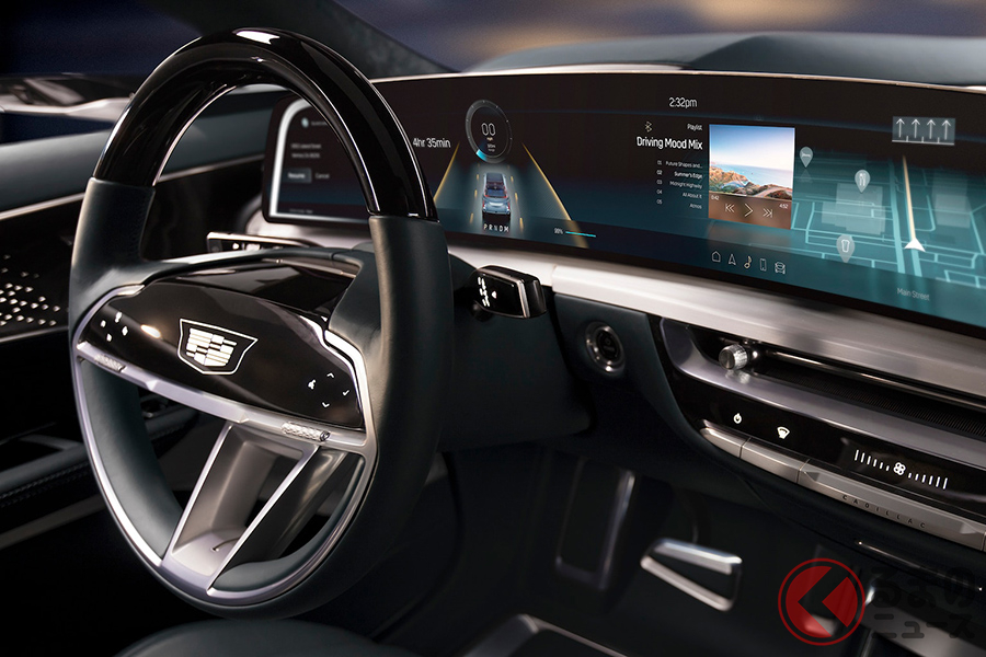 インストゥルメント・パネルは33インチのLEDディスプレイを採用し、ドライバーが走行に必要とする情報のほかに、オーディオやエアコン操作、スマートフォンとの統合も可能となっている