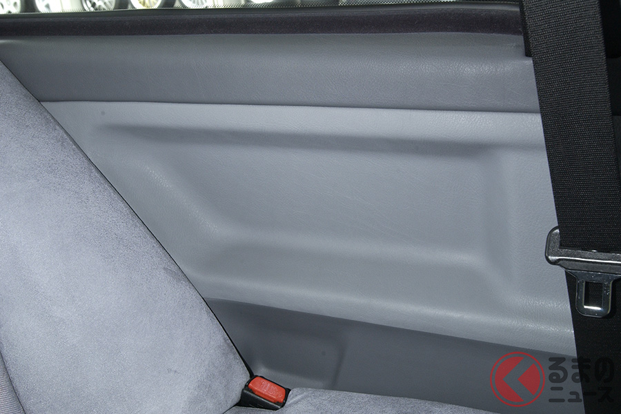 欧州車では、ドアの内張りが剥がれてくることがよくある。パーツの取り外しも難しいが、形状が立体的で複雑なので、張り直す作業も非常に困難だ