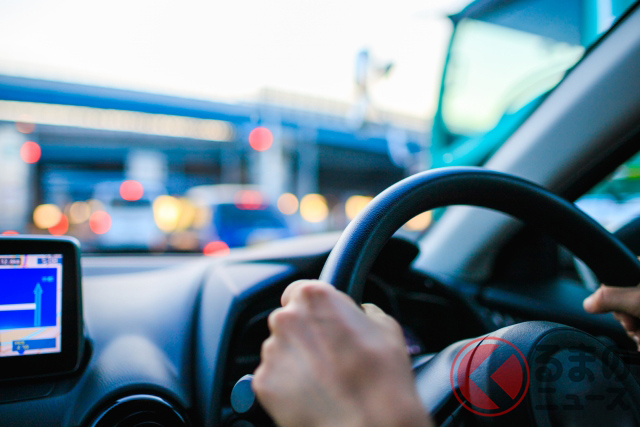 3密を避けてクルマで移動をするイメージ