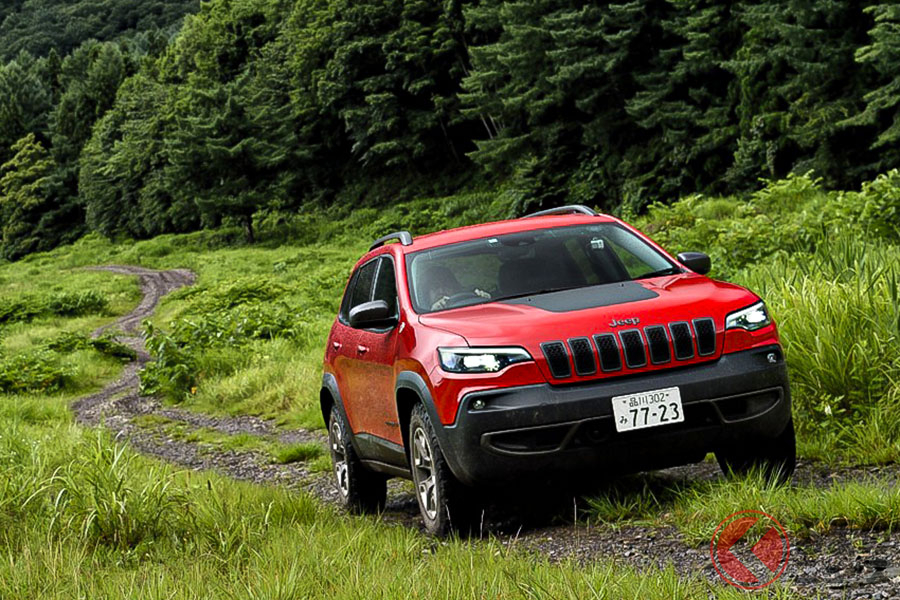 「チェロキー」はオシャレなタウンユースのイメージだが、「チェロキー・トレイルホーク」となるとルックスもハード仕様だ