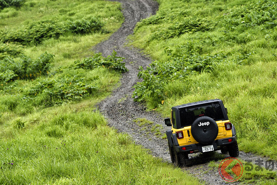 当たり前に街なかでSUVを見かける昨今だが、野山や荒野の香りのする究極のオフローダーであるラングラーは、別格といっていいだろう
