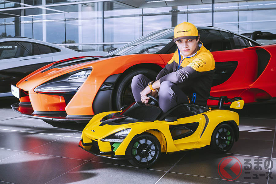 マクラーレン・テクノロジー・センターで、マクラーレン「セナ」ライドオンをテストドライブするF1パイロット、ランド・ノリス