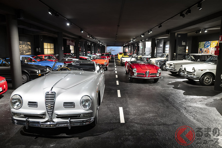 ミュージアムに入るとこの光景! 1950年の「6C2500スパイダーファリーナ」と1962年の「2600スパイダートウーリング」。正面にスパイダー、右側にベルリーナ、左側にクーペが並んでいる