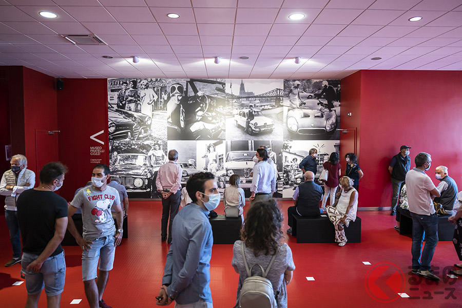 当日はコロナ禍もあり、時間を隔て3グループに分かれてミュージアム訪問。アルファ ロメオの写真が掲げられたロビーで待つ参加者