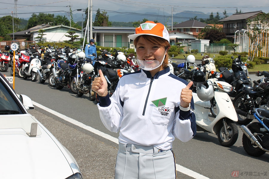 高校生の自動二輪車等の交通安全講習で二輪車安全運転指導員を努めた岸田彩美さん