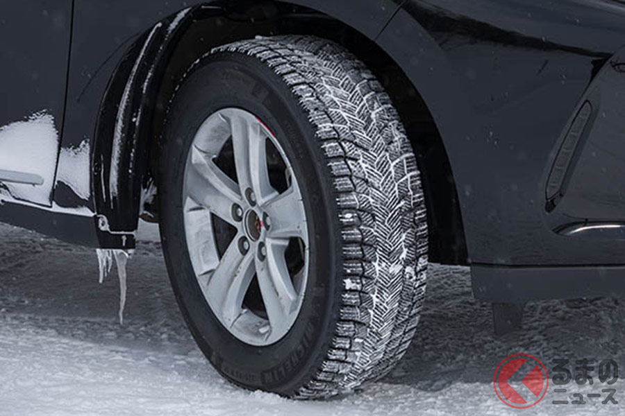 夏場にスタッドレスタイヤを装着したままにするとどのようなトラブルが起こるのか