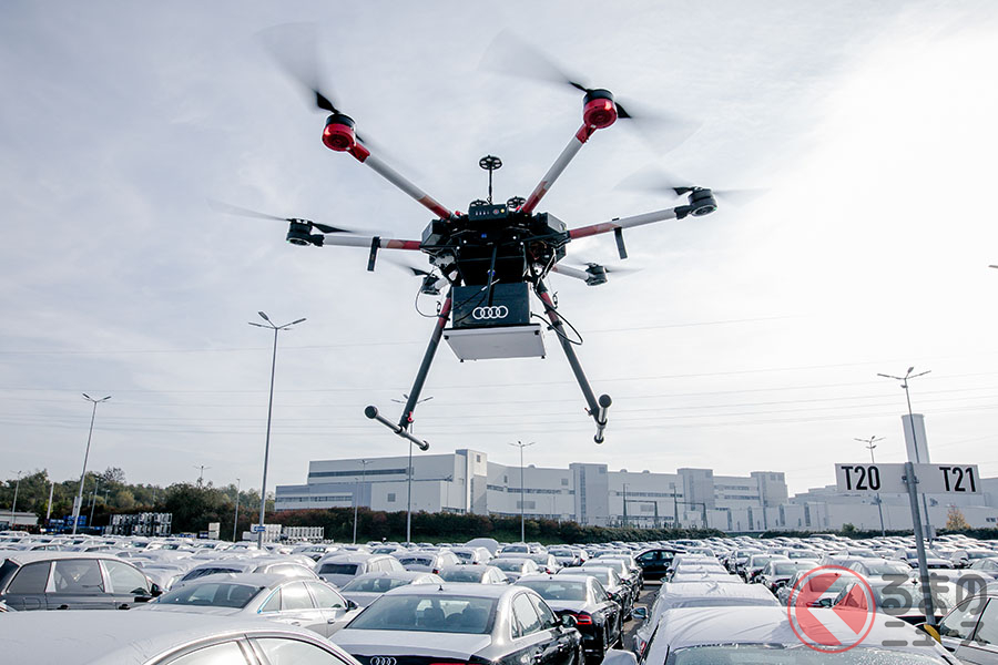 自立飛行型のドローンで生産された車両を管理している