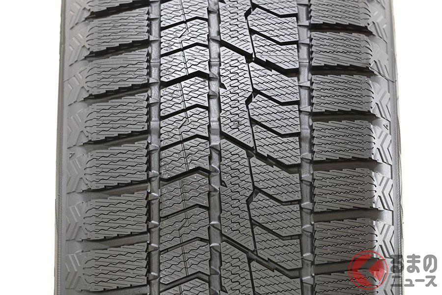 TOYO TIRESのオブザーブGIZ2(ギズツー)のトレッドパターン。右がアウト側、左がイン側