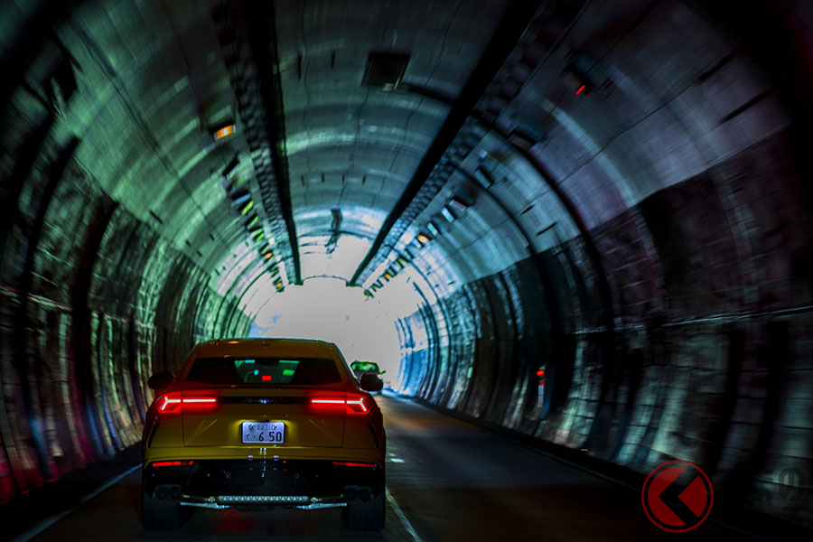 箱根へと向かう乙女峠のトンネルでは、ウルスの官能的なエンジン音を楽しむことができた