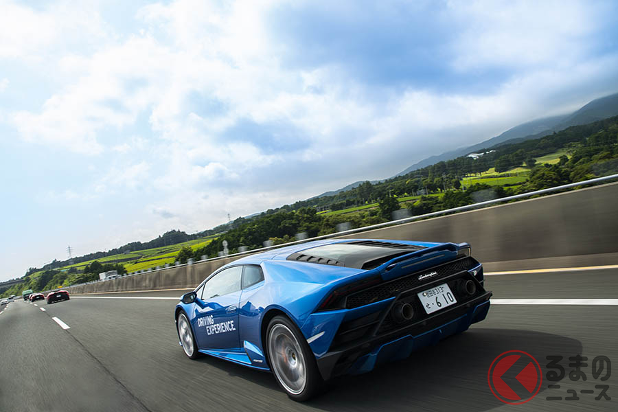 ランボルギーニ「ウラカンEVO RWD スパイダー」試乗の様子