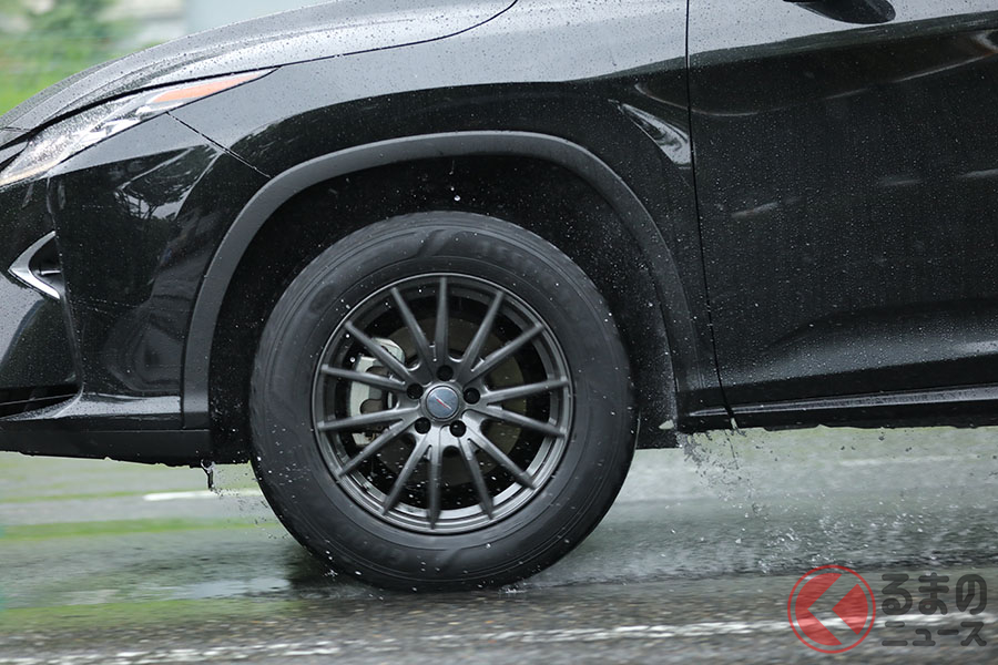 愛車のタイヤのメーカーや商品名、タイヤサイズなどの情報はすべてタイヤ側面「サイドウオール」に刻まれているのでチェックしたい。製造年週や生産国などもわかる