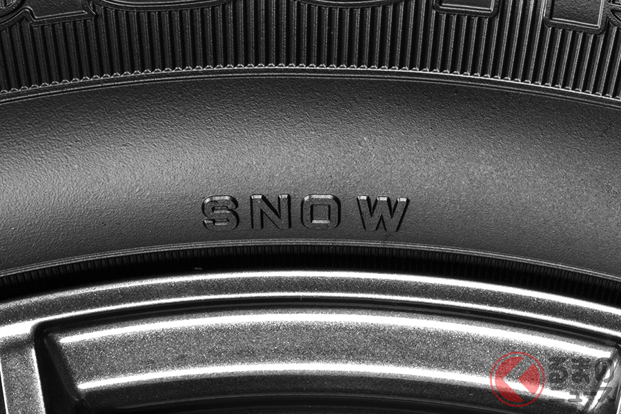 スタッドレスタイヤやオールシーズンタイヤなど冬タイヤには、サイドウオールに「snow」という文字が刻印されている