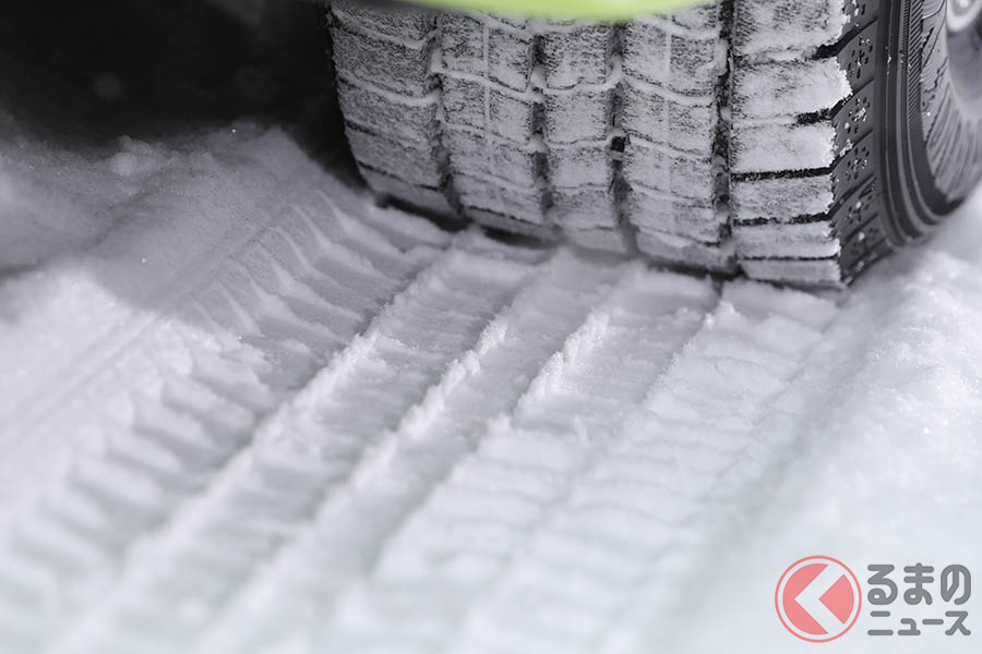 スノー路面やアイス路面など冬の路面はサマータイヤでは走ることができない。安全のため、必ずスタッドレスタイヤなどの冬タイヤで走ること