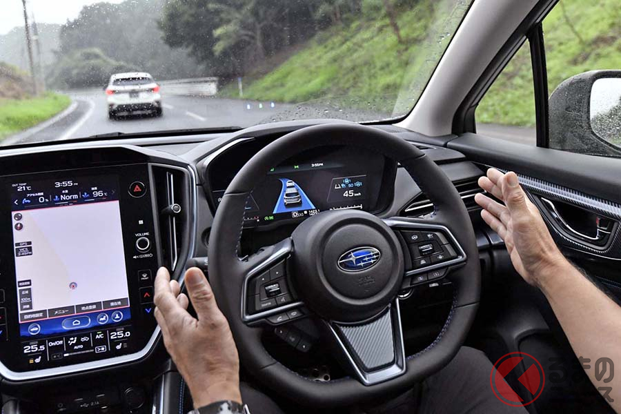 新型「レヴォーグ」に搭載のアイサイトXで「渋滞時ハンズオフアシスト」を体験しているときの写真。50km/h未満で作動する
