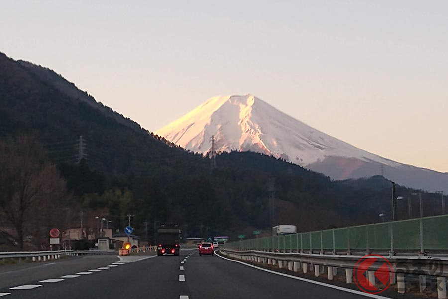 日本は戦前から自動車は左側通行だ。写真は中央道河口湖線