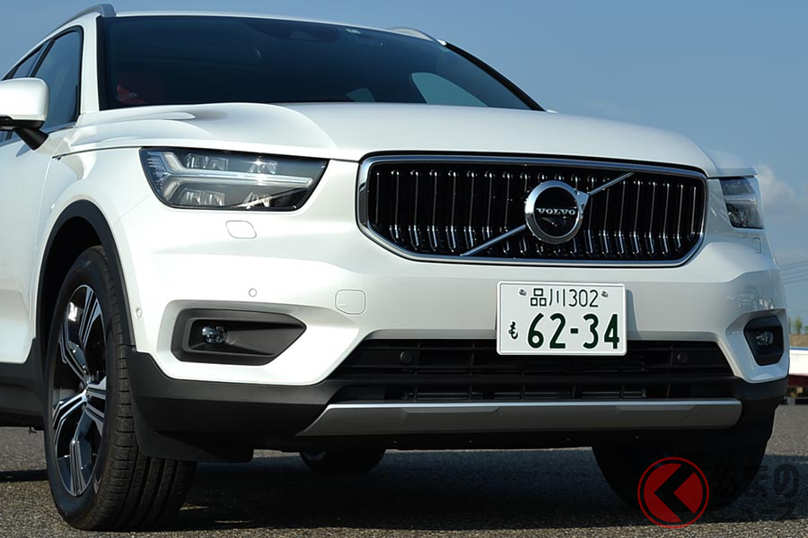 ボルボ「XC40 リチャージ プラグインハイブリッドT5インスクリプション」。車両価格は649万円(税込)だが、CEV補助金やエコカー減税などがおよそ44万1000円差し引かれる