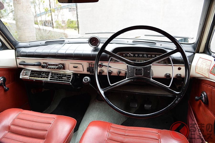 1970年製ボルボ「122Sアマゾン」のインパネ。ハンドルの奥にチョークがある