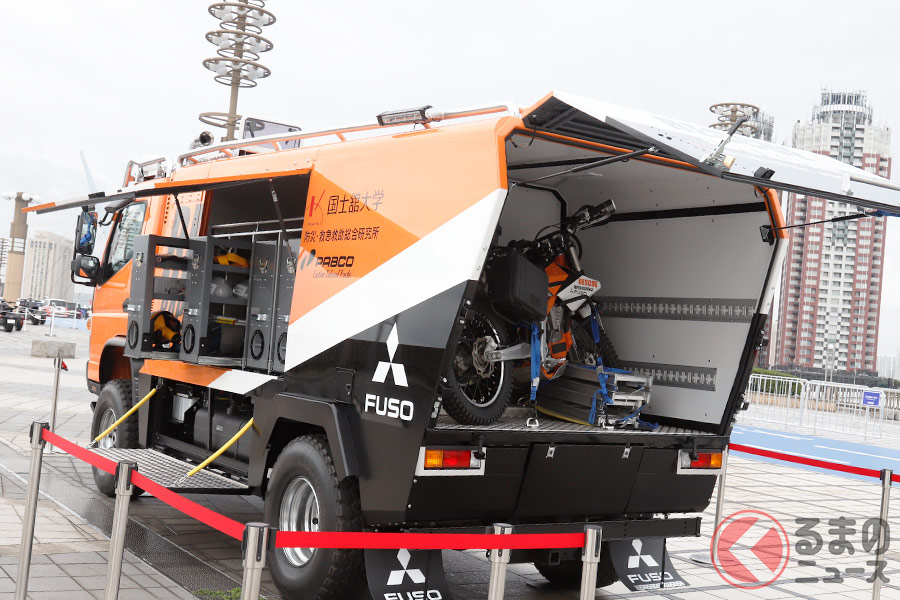 三菱ふそうと国士舘大学がコラボした救援車両「キャンターアテーナ」(東京モーターショー2019撮影)