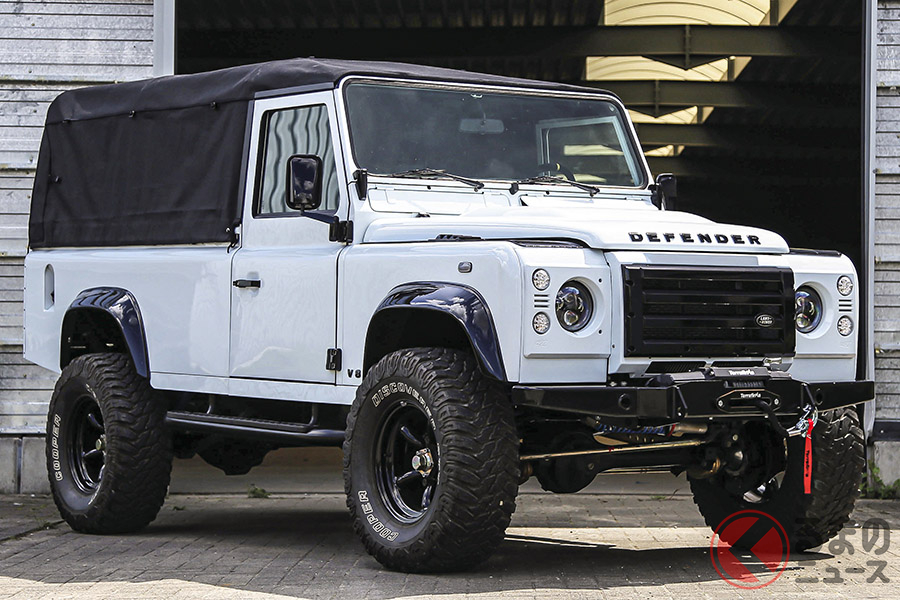 3.5リッターのローバー製V型8気筒エンジンが搭載されたランドローバー「ディフェンダー110」(C)2020 Courtesy of RM Sotheby's