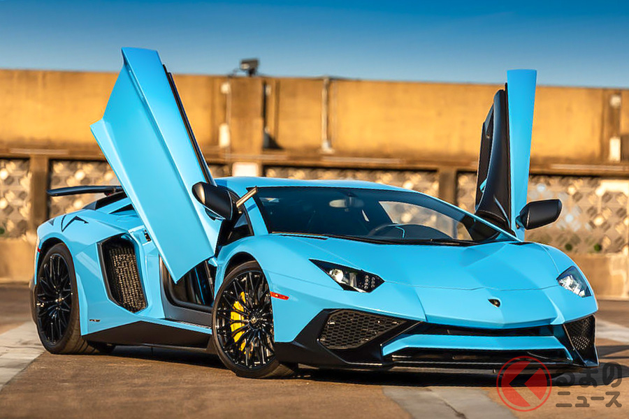 「アヴェンタドールSVJ」の登場後でも、そのスタイリングから人気の高い「アヴェンタドールSV」(C)Bonhams